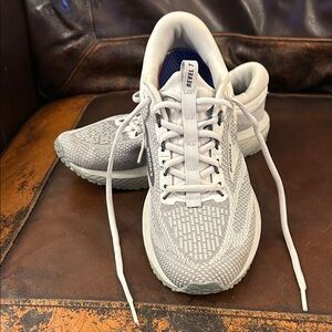 Brooks Women's Sneakers - Gray and White